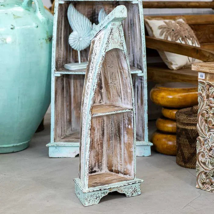 Móvel decorativo em forma de barco produzido artesanalmente em Bali, esculpido em madeira natural com acabamento patinado e estilo boho-chic.