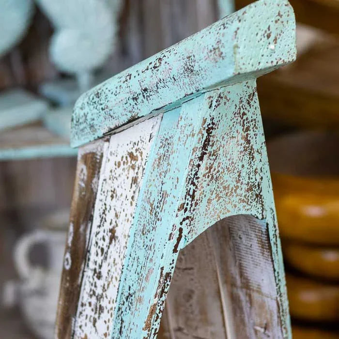 Estante barco de madeira com pátina artesanal, peça balinesa inspirada na tradição marítima, ideal para compor ambientes com leveza e autenticidade.