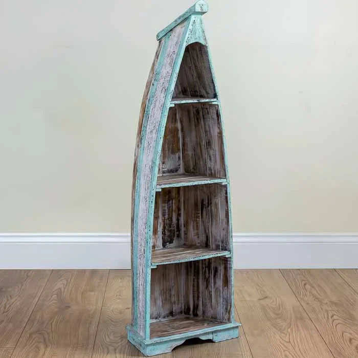 Arte balinesa em formato de barco, estante artesanal de madeira com pátina azulada e estilo tropical, perfeita para ambientes costeiros e boêmios.