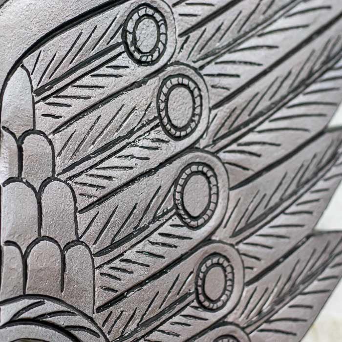 Escultura decorativa artesanal da Indonésia, entalhada à mão em madeira com desenhos orgânicos e estilo étnico que remetem à cultura de Bornéu.