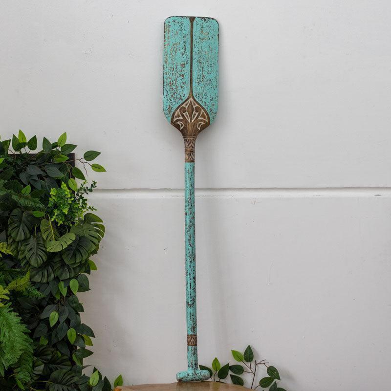 Remo decorativo em madeira na cor cinza com pátina rústica, evidenciando o trabalho artesanal de Bali e os detalhes de entalhes.