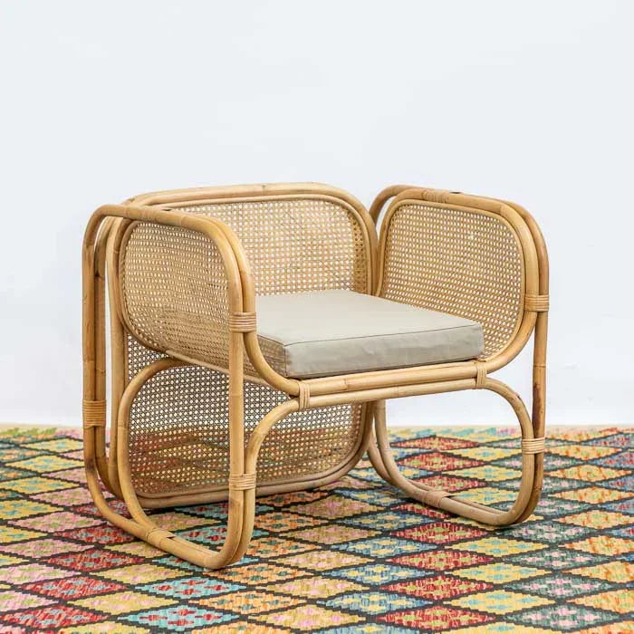 Cadeira feita à mão em Bali, com pés curvos e base ampla.