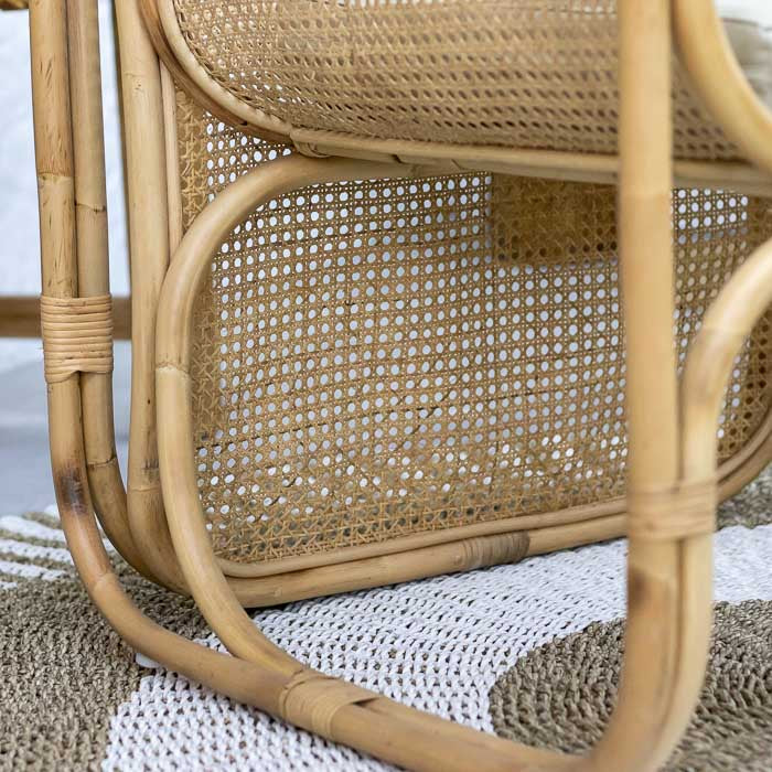 Cadeira feita à mão em Bali, com pés curvos e base ampla.