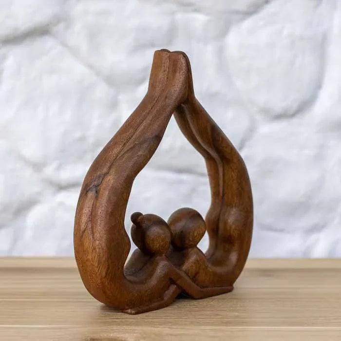 Escultura abstrata casal apaixonado em madeira teca importado de Bali.