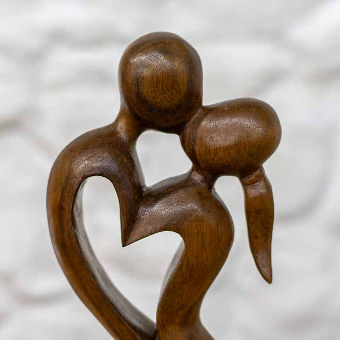 Estatuetas e esculturas de estilo abstrato representando o amor e a união romântica do casal em madeira nobre.