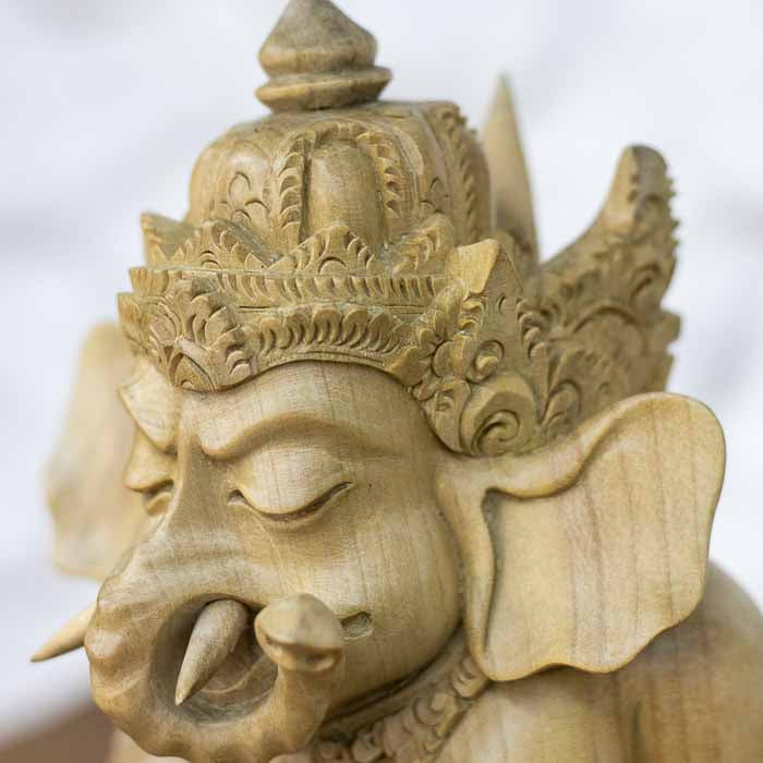 Peça de arte sacra hindu em madeira Crocodile representando o Deus Ganesh, removedor de obstáculos e patrono das artes.