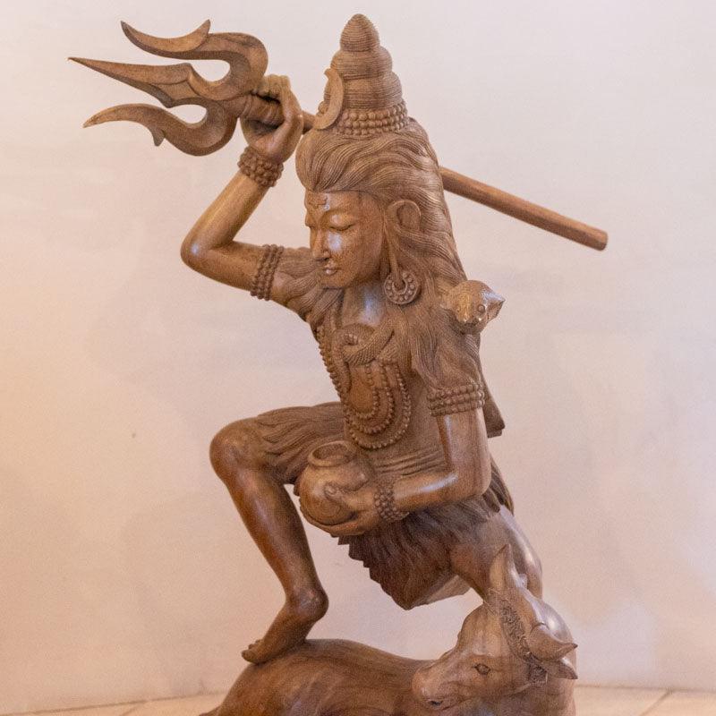 Vista frontal da escultura de Shiva e Nandi, destacando a postura imponente e o acabamento natural da madeira de Bali.