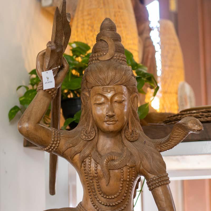 Escultura monumental de Shiva e o touro Nandi, entalhada manualmente em um único bloco de madeira sólida em Bali.