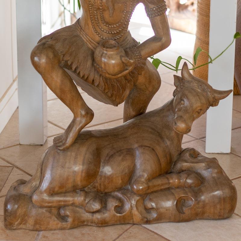 Detalhe do entalhe manual de Shiva com a lua crescente e a serpente sagrada, acompanhado por Nandi em estátua de 1 metro.