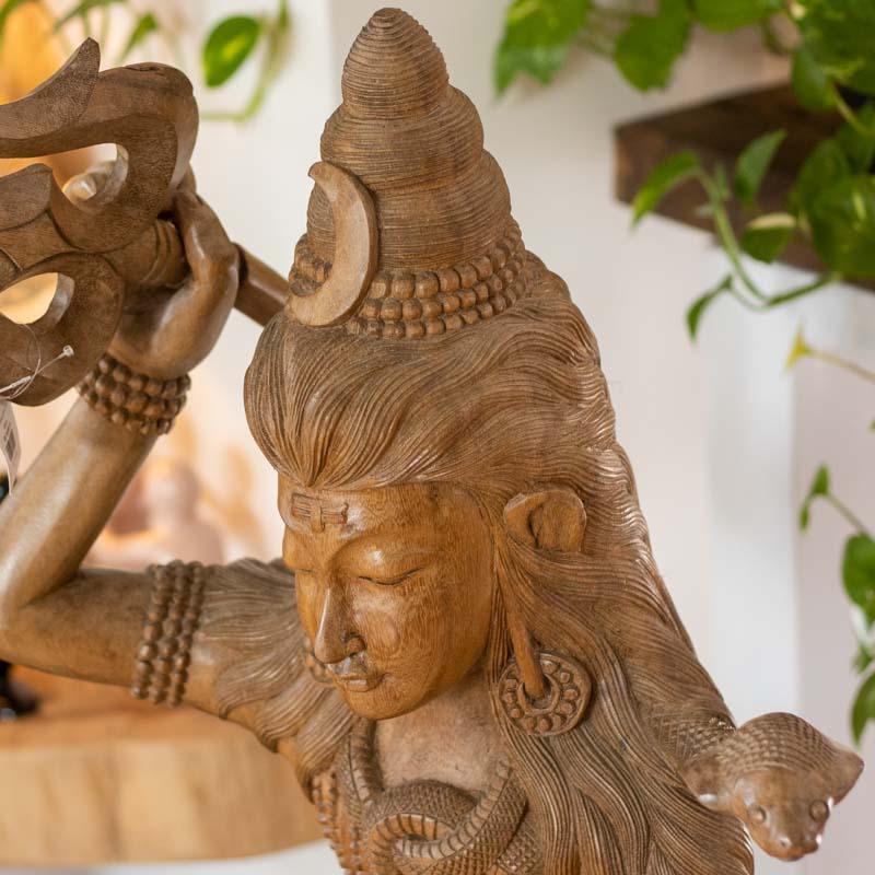 Obra de arte em madeira sólida com detalhes mitológicos da cultura hindu, peça exclusiva importada da Indonésia.
