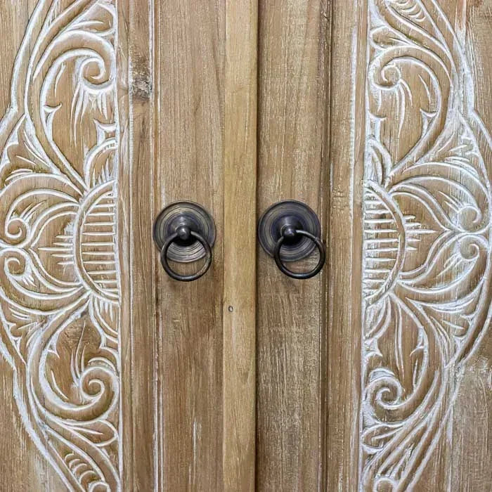 Porta entalhada artesanal com desenhos ornamentais e acabamento envelhecido, feita à mão por artesãos de Bali.