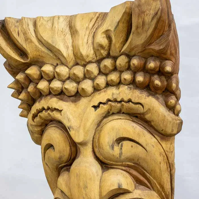Máscara de madeira gigante esculpida à mão, original de Bali, com 180cm de altura.