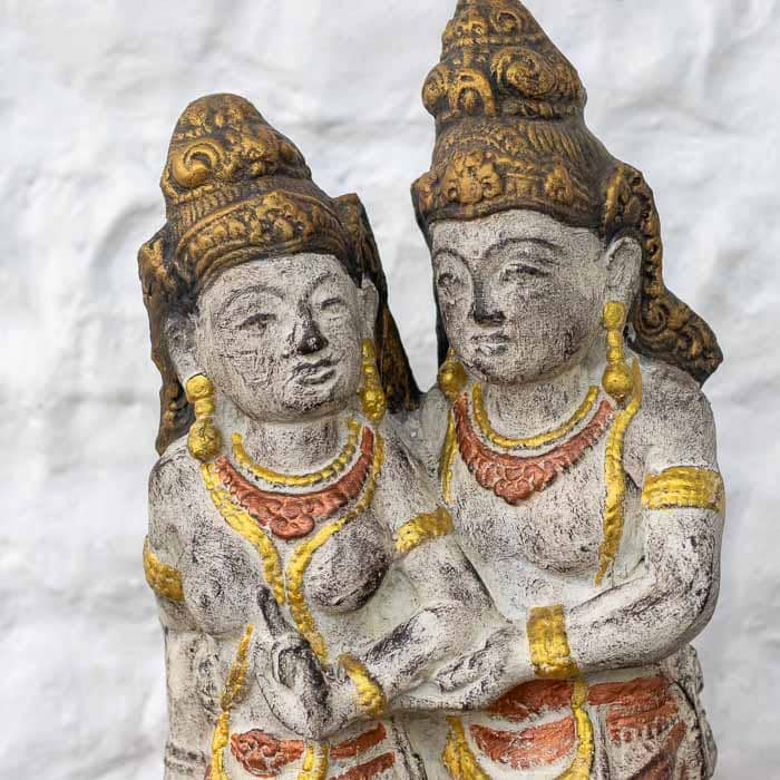 Escultura decorativa das divindades Rama e Sita em fibrocimento com detalhes dourados e terracota.