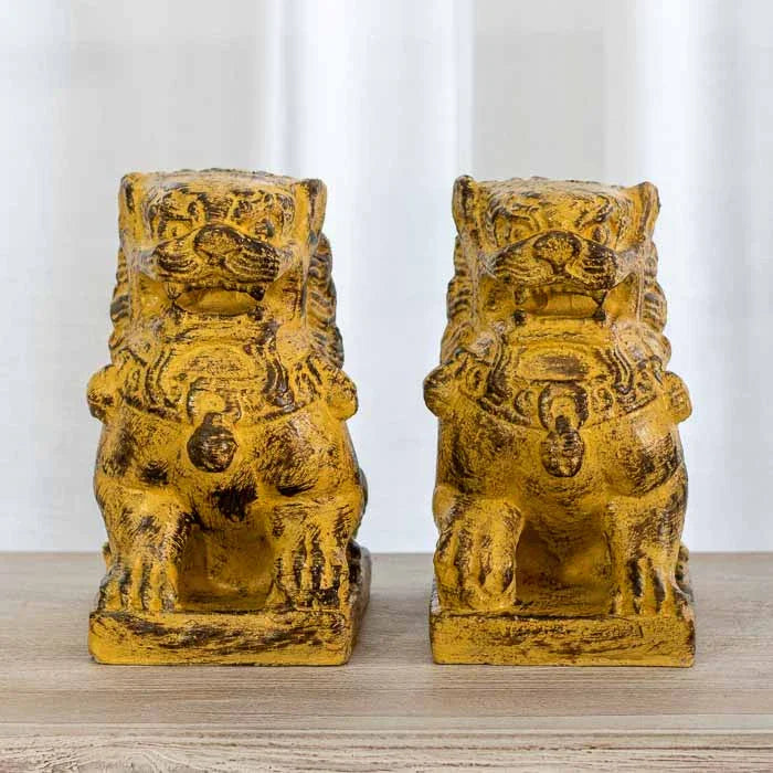 Par de Leões Fu em fibrocimento patinado amarelo e preto.