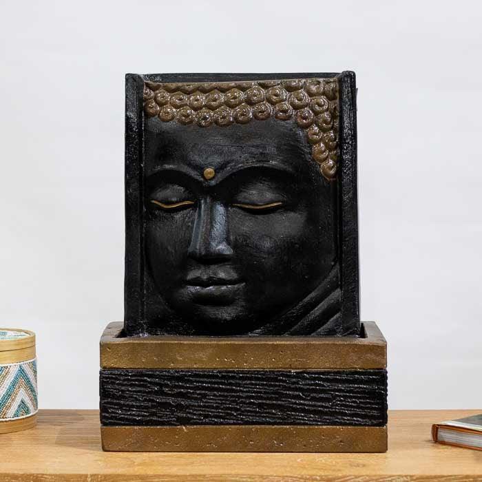 Detalhe da escultura do Buda, com a expressão de tranquilidade.