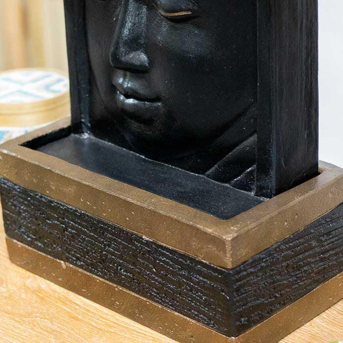 Fonte de água em terracota com acabamento diferenciado, importada.