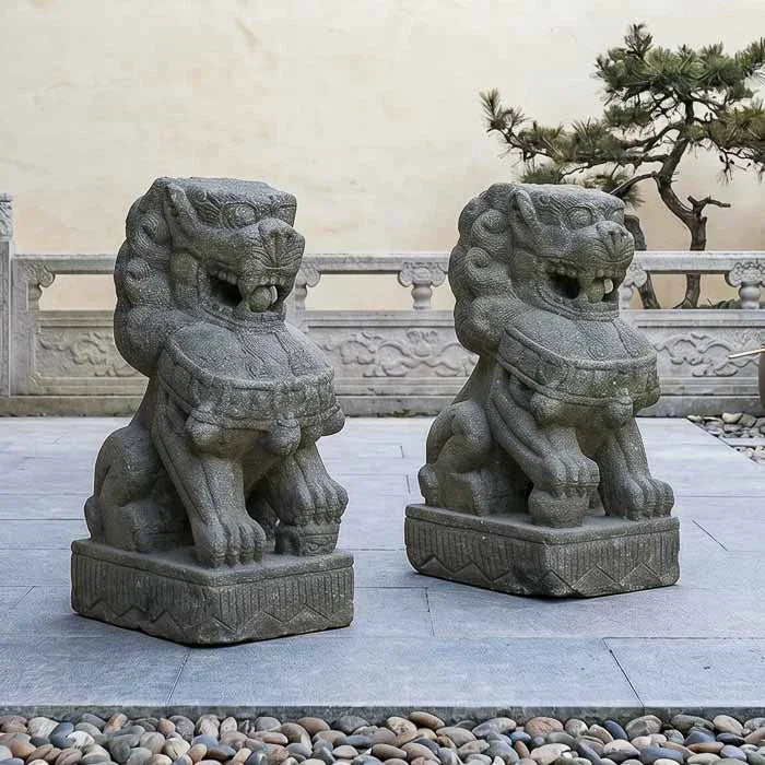 Esculturas de Leões Fu posicionadas na entrada de um templo destacando a base robusta.