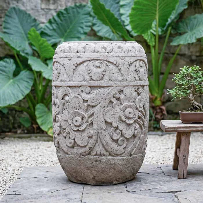 Vaso de jardim imponente em pedra sandstone clara com entalhes florais manuais em relevo.