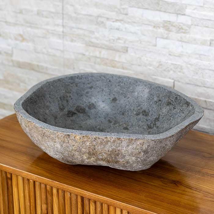 Cuba esculpida em pedra natural com formato orgânico feita em Bali