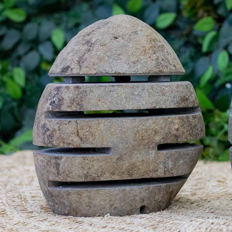Objeto de decoração externa em pedra natural disponível em tamanhos de 30cm a 60cm.