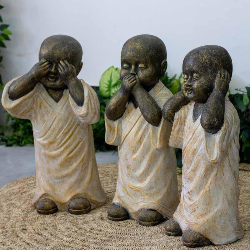 Conjunto de três esculturas de monges para decoração de jardim zen e áreas de lazer.