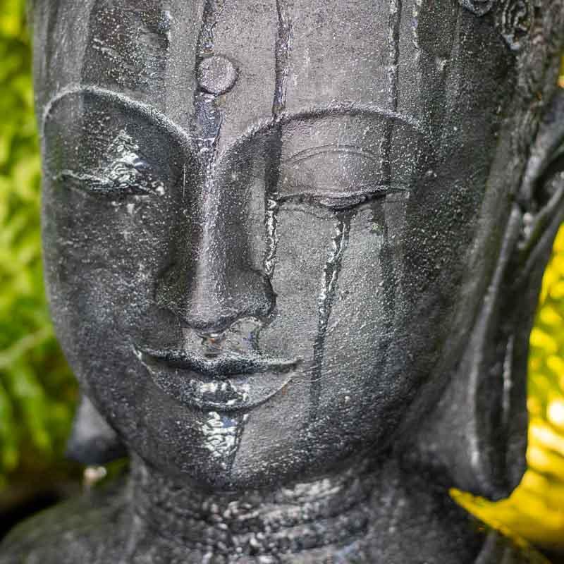 Escultura de Buda para jardim com sistema de água corrente proporcionando som relaxante.