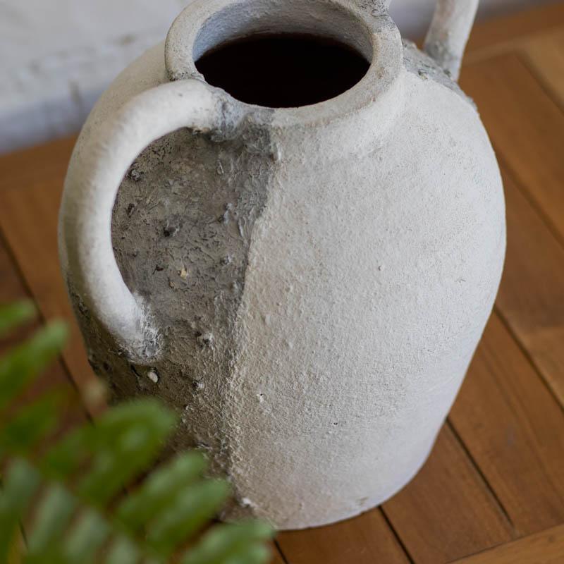 Cachepot rústico em terracota com alças simétricas e superfície texturizada para decoração de interiores orgânica.