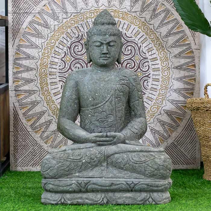Escultura artesanal de Buda feita em pedra vulcânica com detalhes rústicos, representando serenidade e espiritualidade na arte balinesa