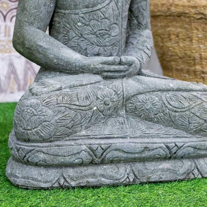 Imagem decorativa de Buda confeccionada à mão em pedra vulcânica, com traços autênticos e estilo balinês tradicional