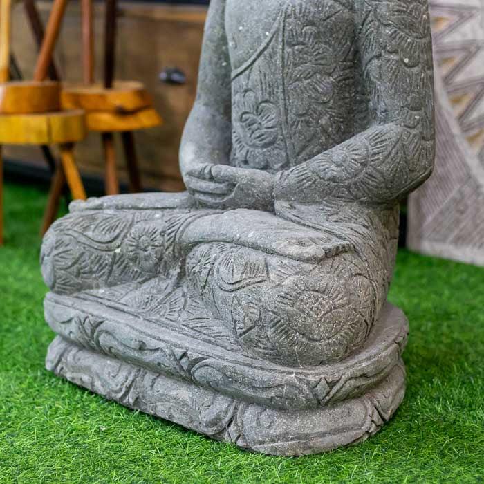 Arte balinesa em escultura de Buda feita com pedra vulcânica, ideal para ambientes de contemplação e equilíbrio energético