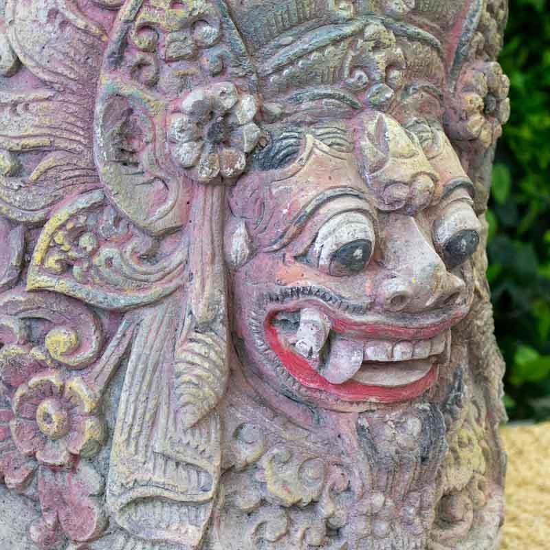 Vaso de jardim artesanal em pedra Sand Stone com a face de Barong entalhada e acabamento em pátina colorida envelhecida.