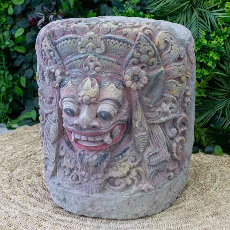 Vaso imponente de 69cm de altura para áreas externas, apresentando design místico inspirado nos templos sagrados de Bali.
