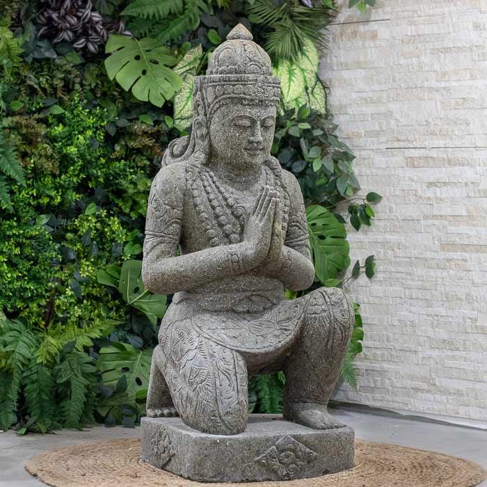 Estátua espiritual com gesto de saudação, ideal para altares e espaços de meditação.