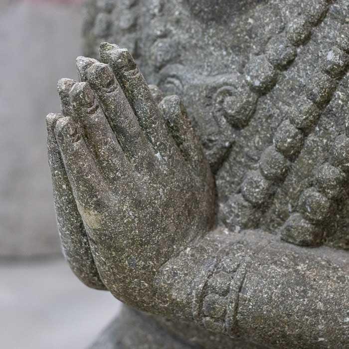 Arte espiritual da Indonésia em pedra talhada manualmente com expressão de paz.