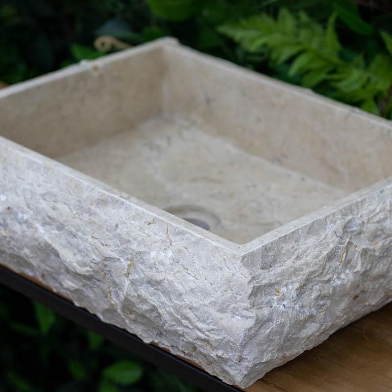 Pia de banheiro em pedra natural com 51cm de largura, peça luxuosa importada de Bali para projetos de arquitetura de alto padrão.