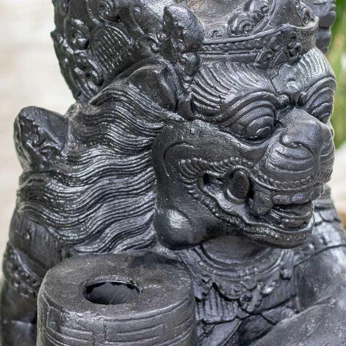 Base para ombrelone com arte tradicional de Bali representando Barong.