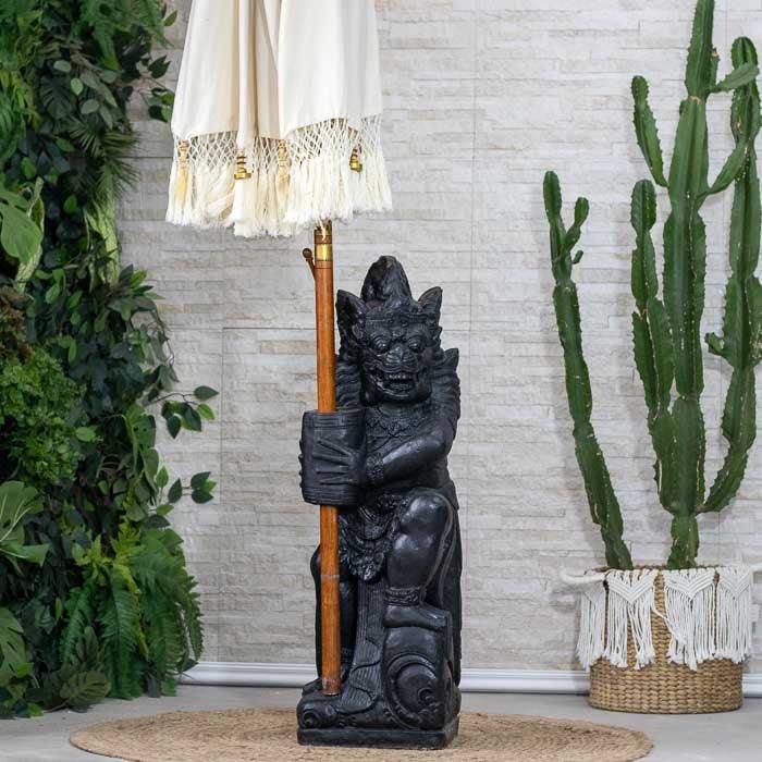 Objeto decorativo de pedra com traços simbólicos, ideal para espaços externos.