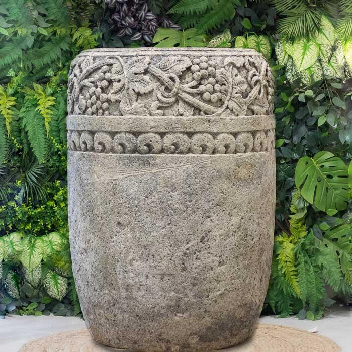 Vaso de concreto artesanal feito em Bali com acabamento natural e visual robusto.