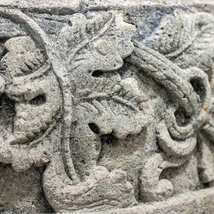 Objeto decorativo em concreto com textura rústica, ideal para jardins tropicais.