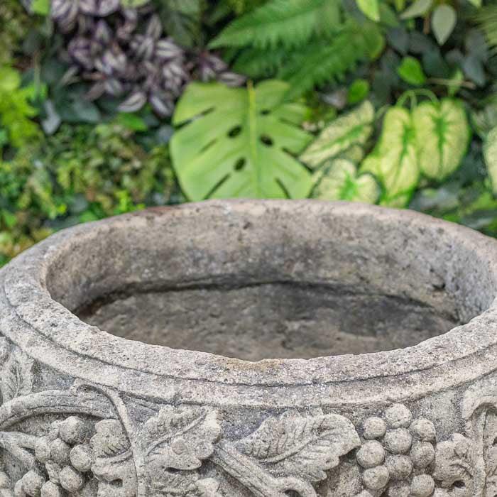 Peça balinesa para áreas externas com estrutura sólida e design minimalista.