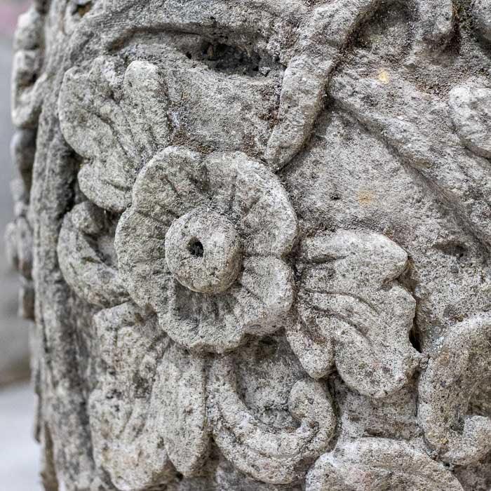 Peça de jardim em concreto com origem balinesa, feita à mão com solidez e elegância.