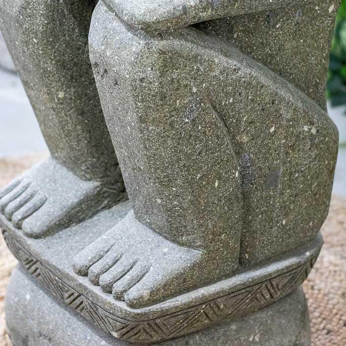 Objeto decorativo esculpido em pedra vulcânica, ideal para ambientes externos.