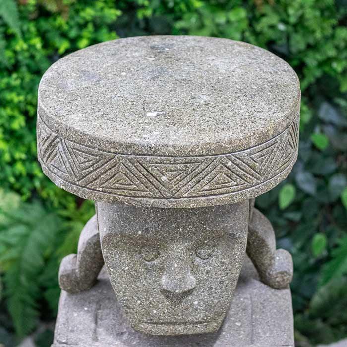 Arte balinesa inspirada em figuras tribais protetoras, feita à mão com pedra natural.