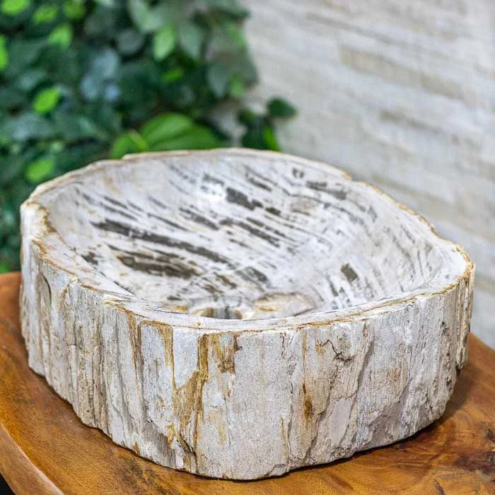Cuba de pia em madeira petrificada produzida artesanalmente em Bali, com formato orgânico.