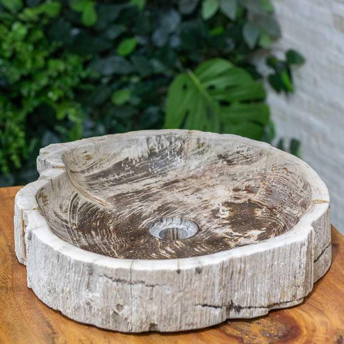 Cuba orgânica esculpida em madeira petrificada, ideal para lavabos com personalidade.