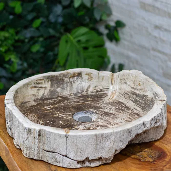 Peça em madeira fossilizada com curvas suaves e visual contemporâneo e rústico.