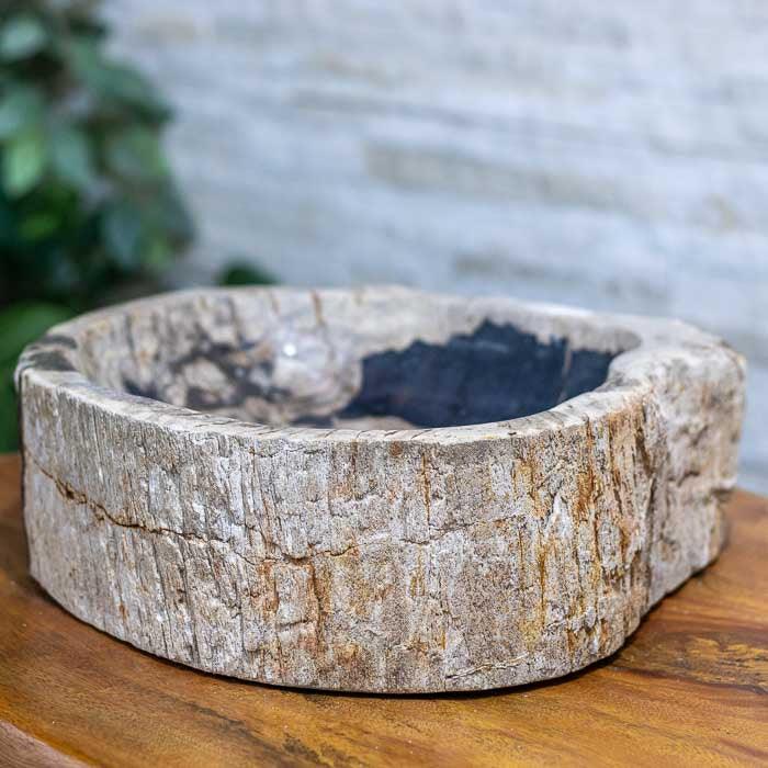 Cuba única com origem em Bali, feita de madeira transformada pela ação do tempo.