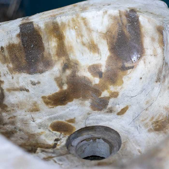 Cuba de pia com formas únicas e textura natural, ideal para banheiros com personalidade.