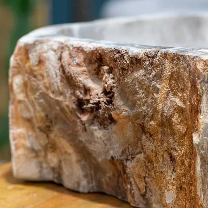 Cuba de pia artesanal com aparência de pedra, ideal para lavabos com estética orgânica.