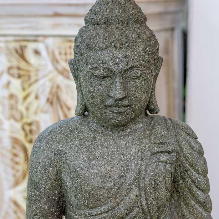 Objeto decorativo balinês para área externa, resistente e com alto valor cultural.